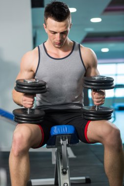 Pazı ile D için ağır egzersiz yaparak kas genç adam