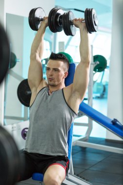 Pazı ile D için ağır egzersiz yaparak kas genç adam