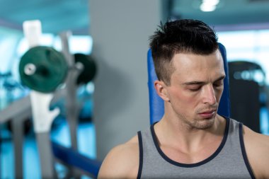 Modern Fitness Center'da sağlıklı genç bir adam portresi