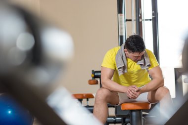 Kaslı adam egzersiz sonrası dinlenme