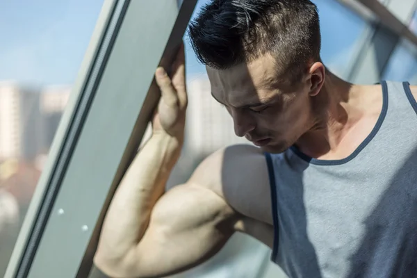 Portait de entrenamiento de modelo de fitness joven en casa en la azotea — Foto de Stock