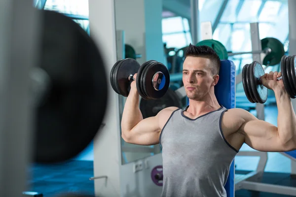 Muscular joven haciendo ejercicio de peso pesado para bíceps con D — Foto de Stock