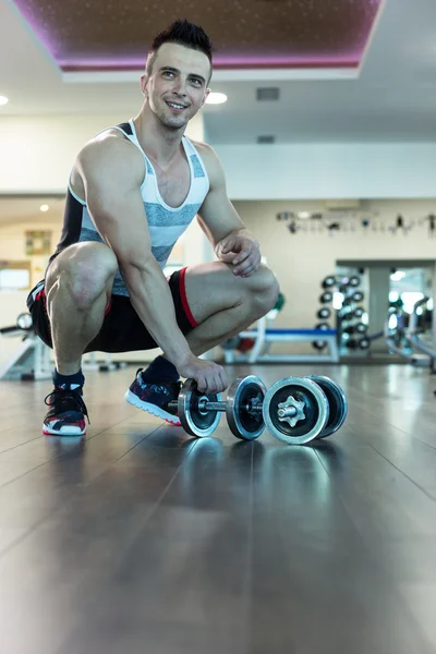 Atlet kendisini modern spor salonunda ağırlık için hazırlama — Stok fotoğraf