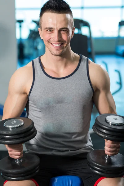 Muscular joven haciendo ejercicio de peso pesado para bíceps con D — Foto de Stock