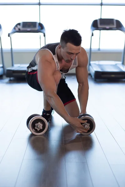 Retrato de un joven físicamente en forma en el moderno gimnasio — Foto de Stock