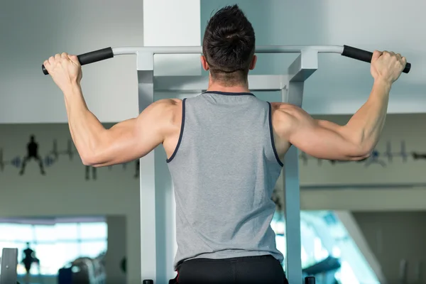 Atleta de fitness masculino que hace ejercicio de peso pesado para la espalda — Foto de Stock