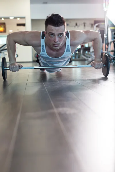 Atleta de fitness masculino que hace ejercicio de peso pesado para la espalda — Foto de Stock