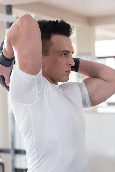 Ejercicio de atleta joven en el gimnasio - Él está realizando tríceps Exe — Foto de Stock