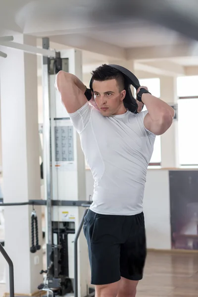 年轻运动员锻炼在健身房，他执行肱三头肌 Exe — 图库照片