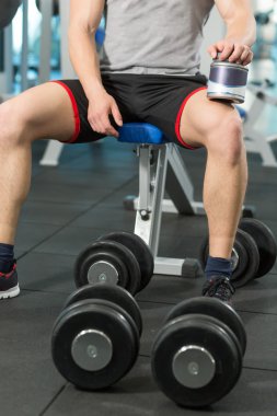 Atlet kendisini modern spor salonunda ağırlık için hazırlama