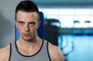 Modern Fitness Center'da sağlıklı genç bir adam portresi