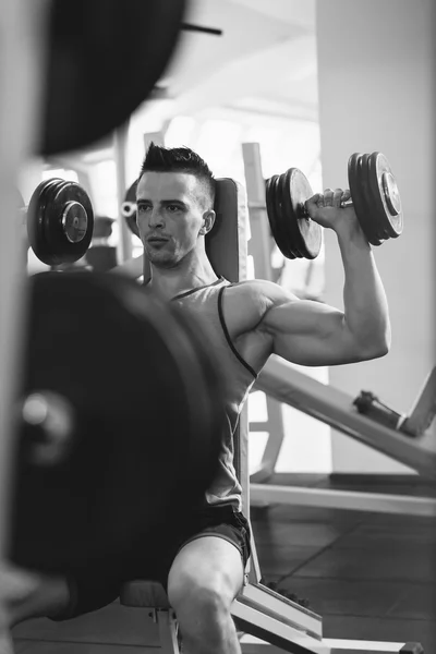 Gespierde jongeman doen zwaar gewicht oefening voor Biceps met D — Stockfoto