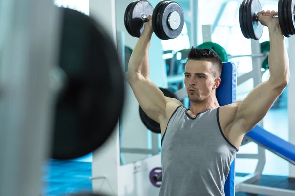 Gespierde jongeman doen zwaar gewicht oefening voor Biceps met D — Stockfoto