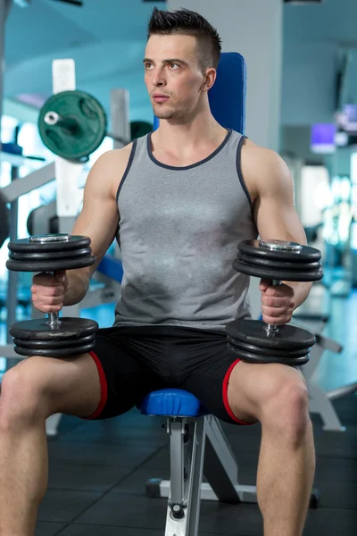 Jovem muscular fazendo exercício de peso pesado para bíceps com D — Fotografia de Stock