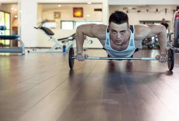 背中の重い重量運動を行う男性フィットネス選手 — ストック写真