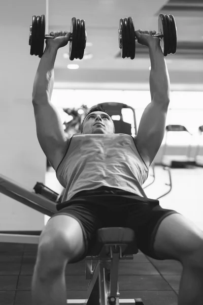 Muscular joven haciendo ejercicio de peso pesado para bíceps con D — Foto de Stock