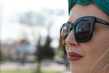 Türban ile pier üzerine poz güzel genç kız