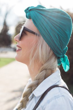 Türban ile bahar zaman poz güzel genç kız