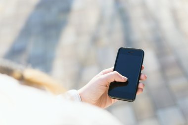 kız ile smartphone Park'ta açık havada. Eller closeup bir