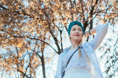 Güzel gülümseyen kadın doğa arka planda, bahar zamanı happin