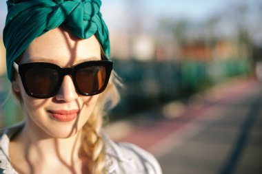 Bahar zaman mutlu kadın. Genç kız açık havada rahatlayın. Özgürlük 