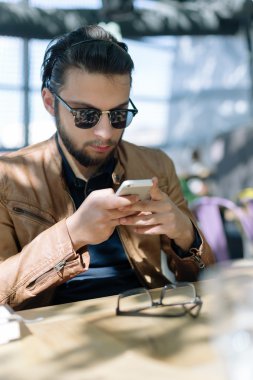 Online dünya. Modern smartphone çağdaş ca kullanılarak hipster