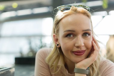 caffe sarışın kadın