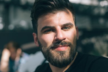 Portre acımasız sakallı hippi adam