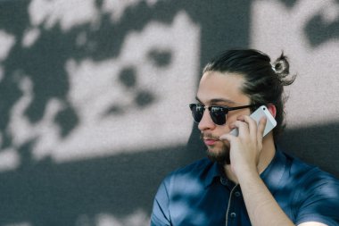 Genç adam zevk Evet sakallı - environme kadar başlayın