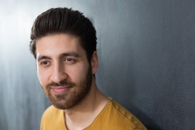 seksi bir adam duvara karşı büyük gülümseyen sakallı