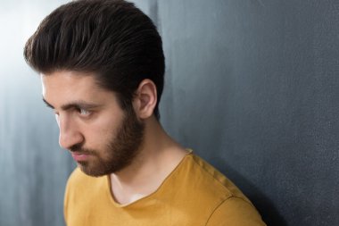 seksi bir adam duvara karşı büyük gülümseyen sakallı