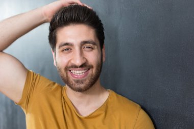 sakallı adam seksi moda rahat duvara gülümseyen giyinmiş