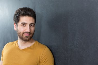 sakallı adam seksi moda rahat duvara gülümseyen giyinmiş