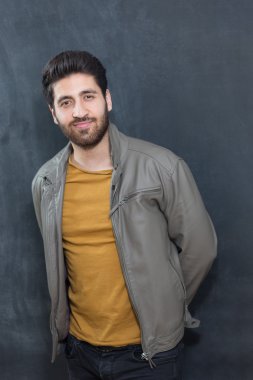 Serin ve şık görünümlü. Yakışıklı genç sakallı adam tekrar poz