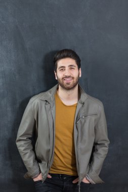 Kara tahta arka plan üzerinde sakallı bir adam portresi