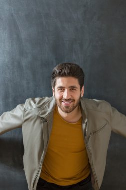 Kara tahta arka plan üzerinde sakallı bir adam portresi