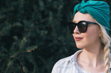 Türban ile pier üzerine poz güzel genç kız