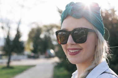 Türban ile bahar zaman poz güzel genç kız