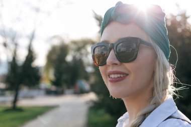 Türban ile pier üzerine poz güzel genç kız