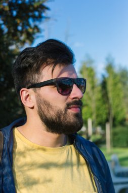 Açık havada, peruk ile oturan genç yakışıklı bir adam portresi bir