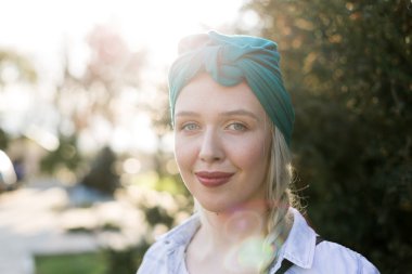 Güzel sarışın kız yakın çekim, plaj moda LIF portresi