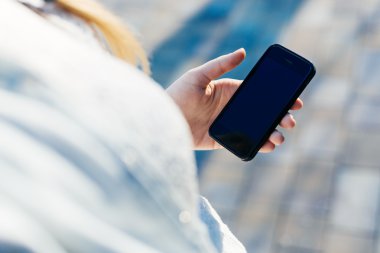 kız ile smartphone Park'ta açık havada. Eller closeup bir