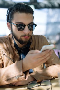 Online dünya. Modern smartphone çağdaş ca kullanılarak hipster