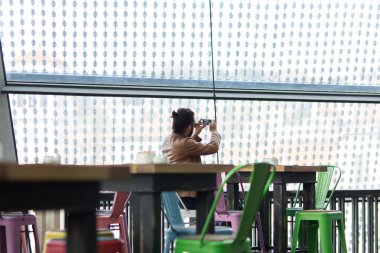 Genç adam bir selfie kahve dükkanında alarak