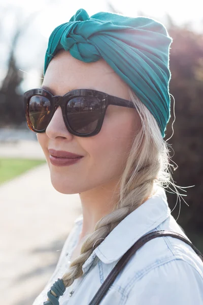Krásná mladá dívka pózuje s turbanem, jarní čas — Stock fotografie