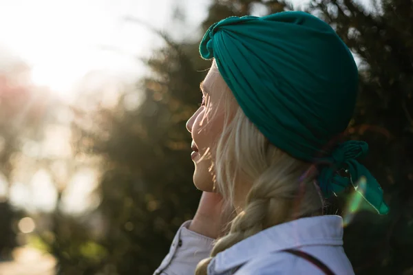 Szczęśliwa kobieta podróżnik z turban rozmowy na telefon komórkowy o — Zdjęcie stockowe