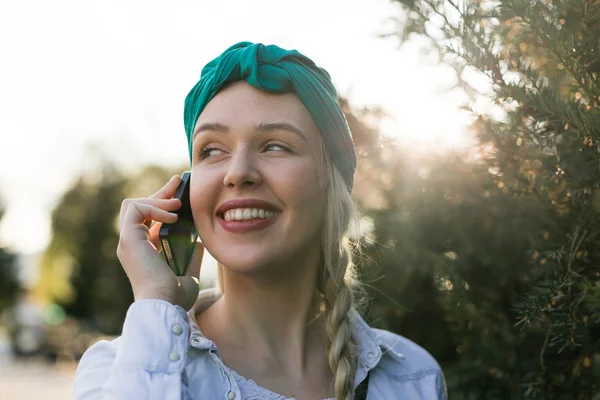 Όμορφη νεαρή γυναίκα καυκάσιος με σακίδιο μιλώντας στο τηλέφωνο — Φωτογραφία Αρχείου