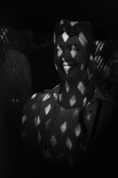 Juego de sombras en la cara y el cuerpo de una mujer - foto tonificada wi — Foto de Stock