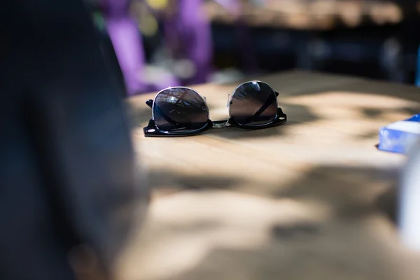 Portátil gafas de sol sobre mesa de madera — Foto de Stock