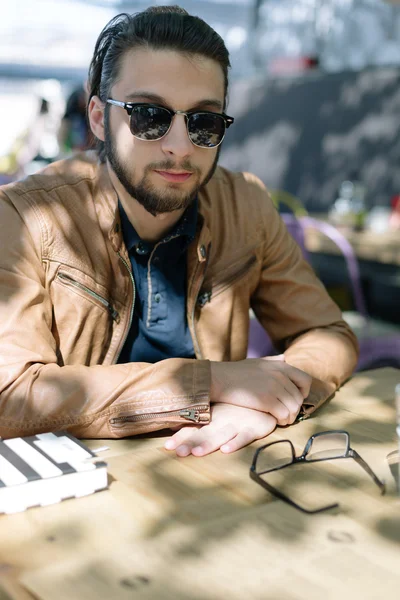 Homem moderno hipster bonito usando telefone inteligente na cidade — Fotografia de Stock